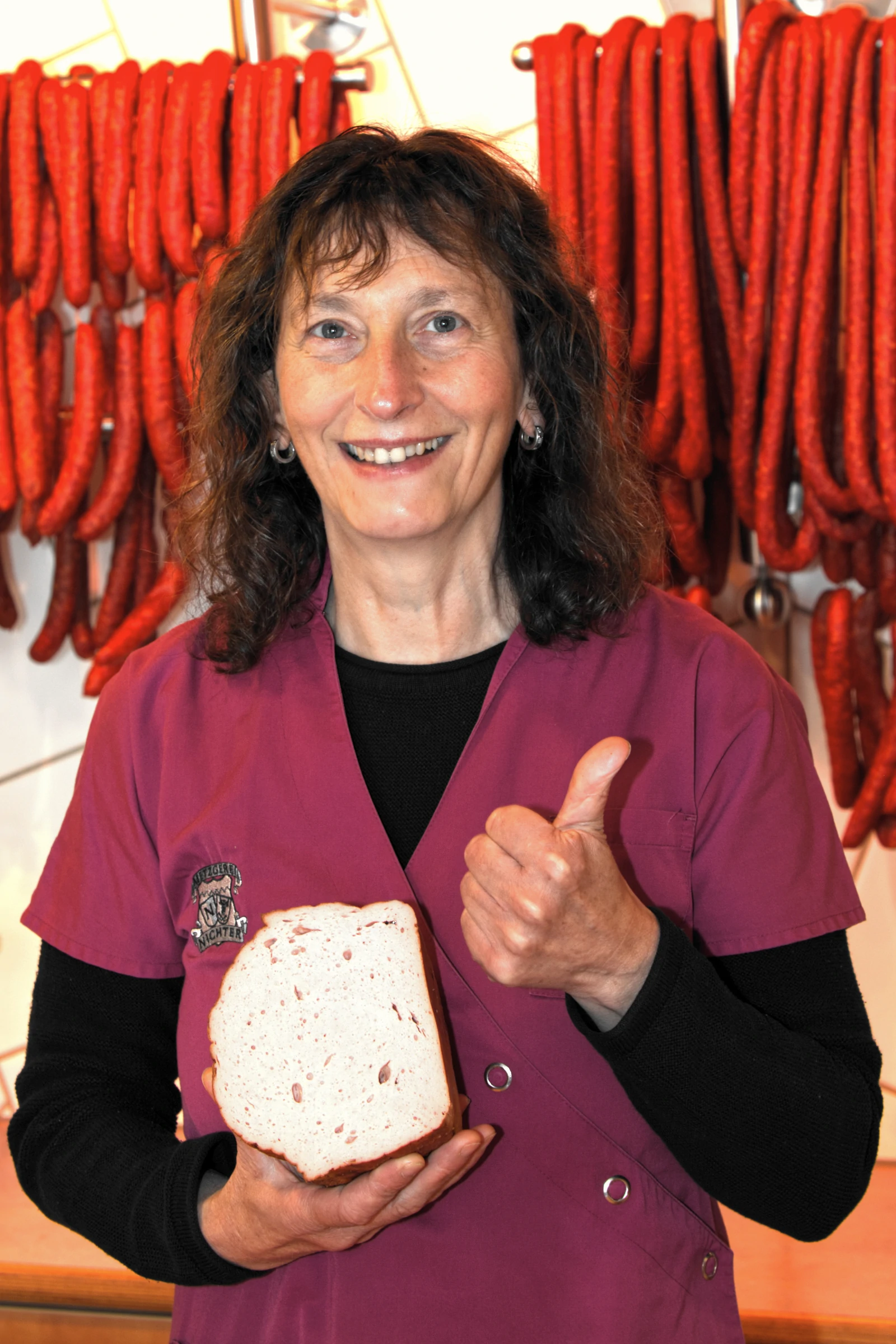 Metzgerei Nichter – Mitarbeiterin mit frischem Fleischkäse