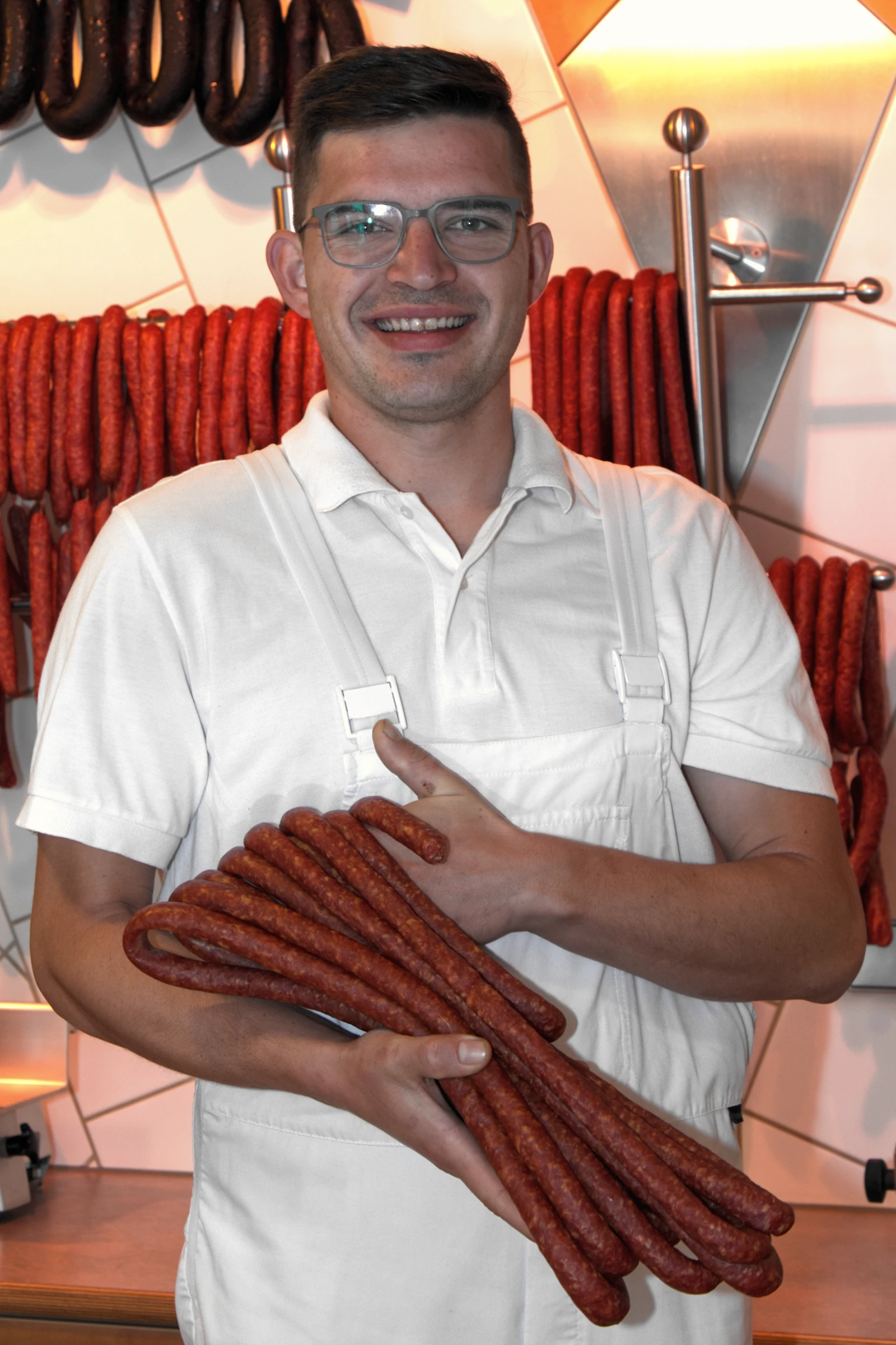 Metzgerei Nichter – Mitarbeiter mit Bauernbratwürsten